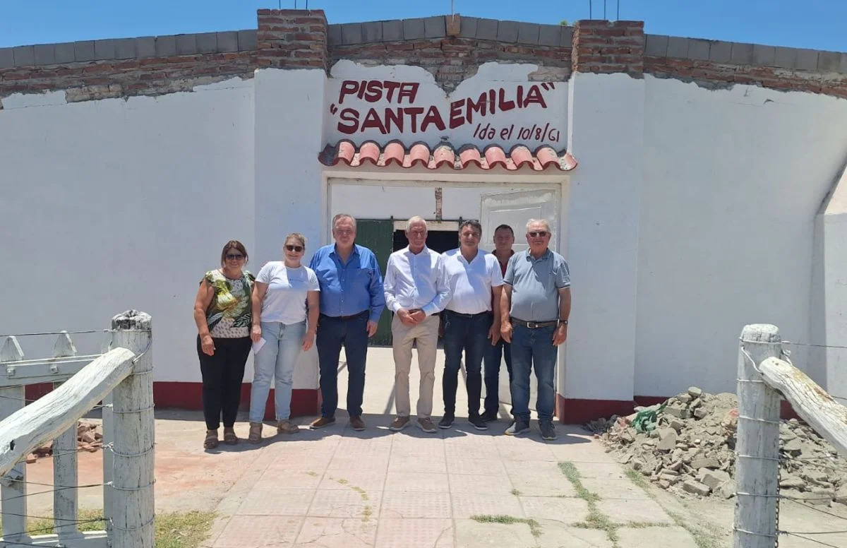 Entrega de aporte legislativo a la cooperadora de la Escuela N° 6307 de Colonia Santa Emilia