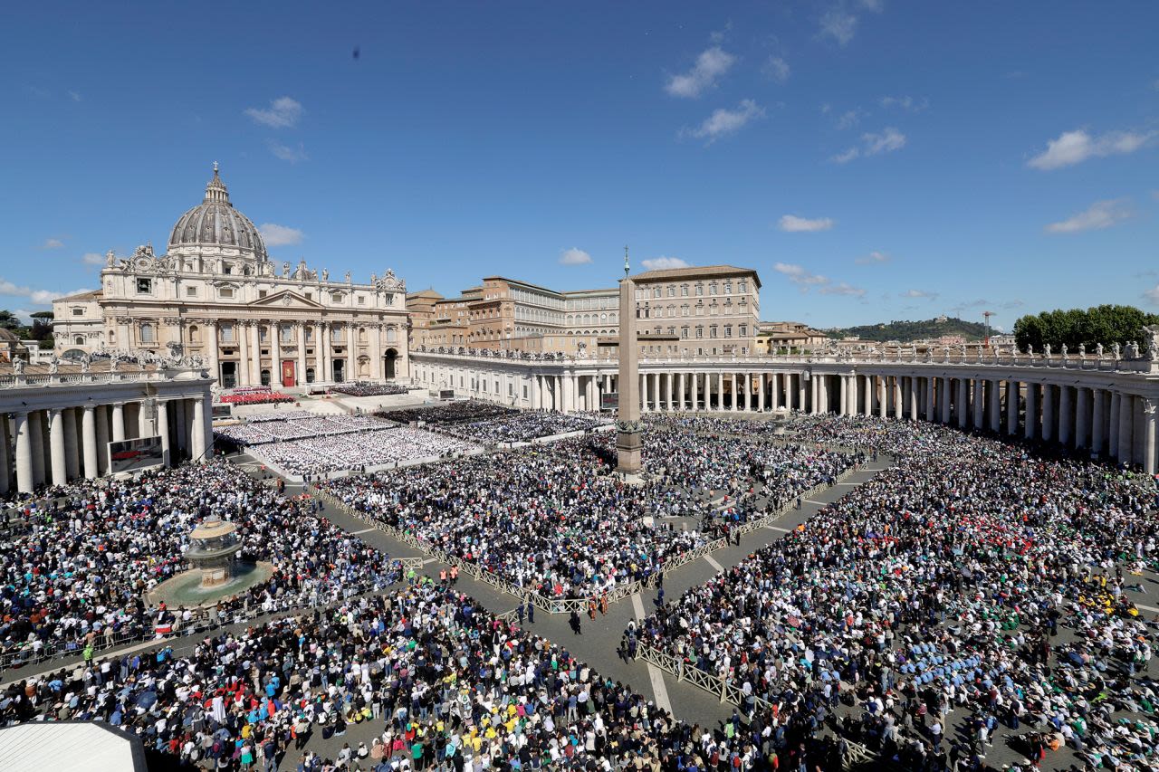 Luto en el Vaticano. Multitudinario adiós a Francisco: "Fue un Papa en medio de la gente"